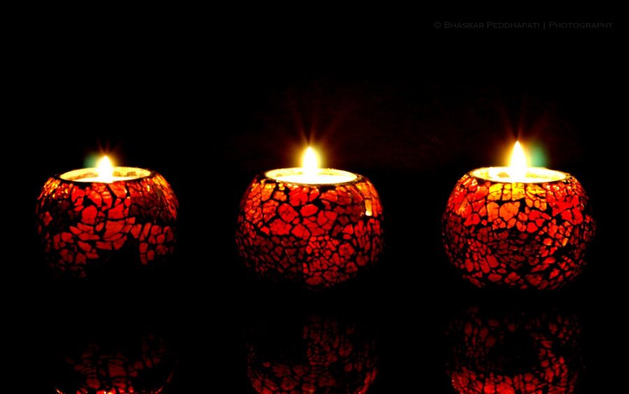 Diwali lights; By peddhapati - Flickr: 308/365: 11/04/2013. Lights and Reflections!, CC BY 2.0, https://commons.wikimedia.org/w/index.php?curid=29863499